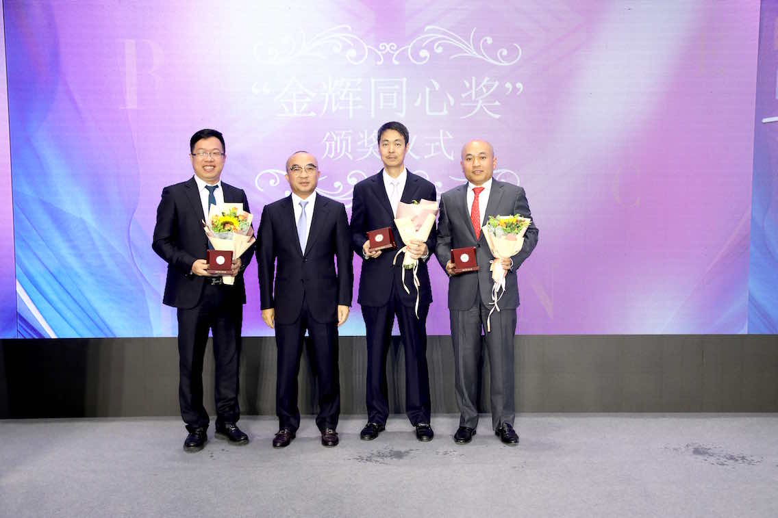 林定強先生與集團執(zhí)行總裁林宇先生為獲獎代表頒獎